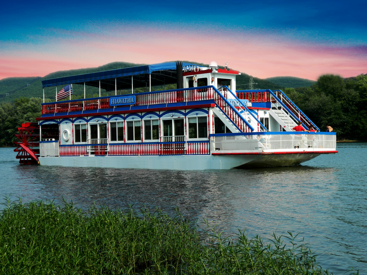 hotels near hiawatha paddlewheel riverboat